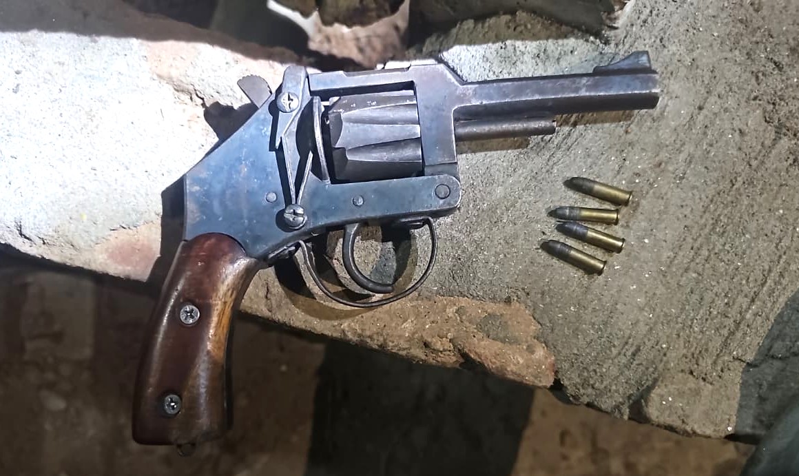 ফরিদপুরে যৌথ অভিযানে চাঁদাবাজি সন্দেহে ১ জন আটক, বিদেশি পিস্তলসহ ৪ রাউন্ড গুলি উদ্ধার