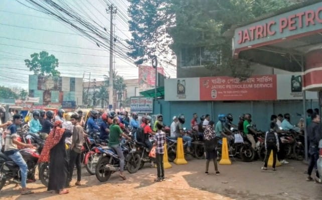 যশোরে পেট্রোল সংকট আশঙ্কায় পাম্পগুলোতে ভিড়