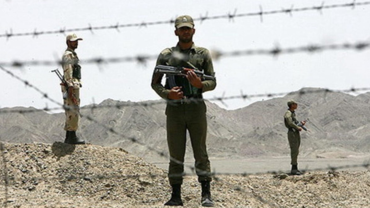 বোমা হামলায় ইরানের ৪৩ সেনা নিহত