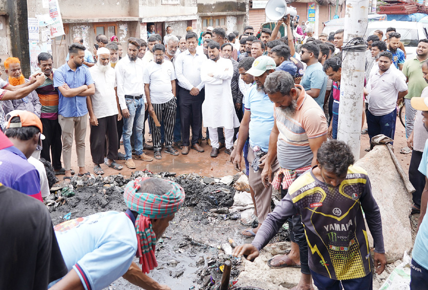 প্রাইমারি ও সেকেন্ডারি ড্রেনের কাদামাটি অপসারণ কার্যক্রম পরিদর্শনে রাসিক প্রশাসক