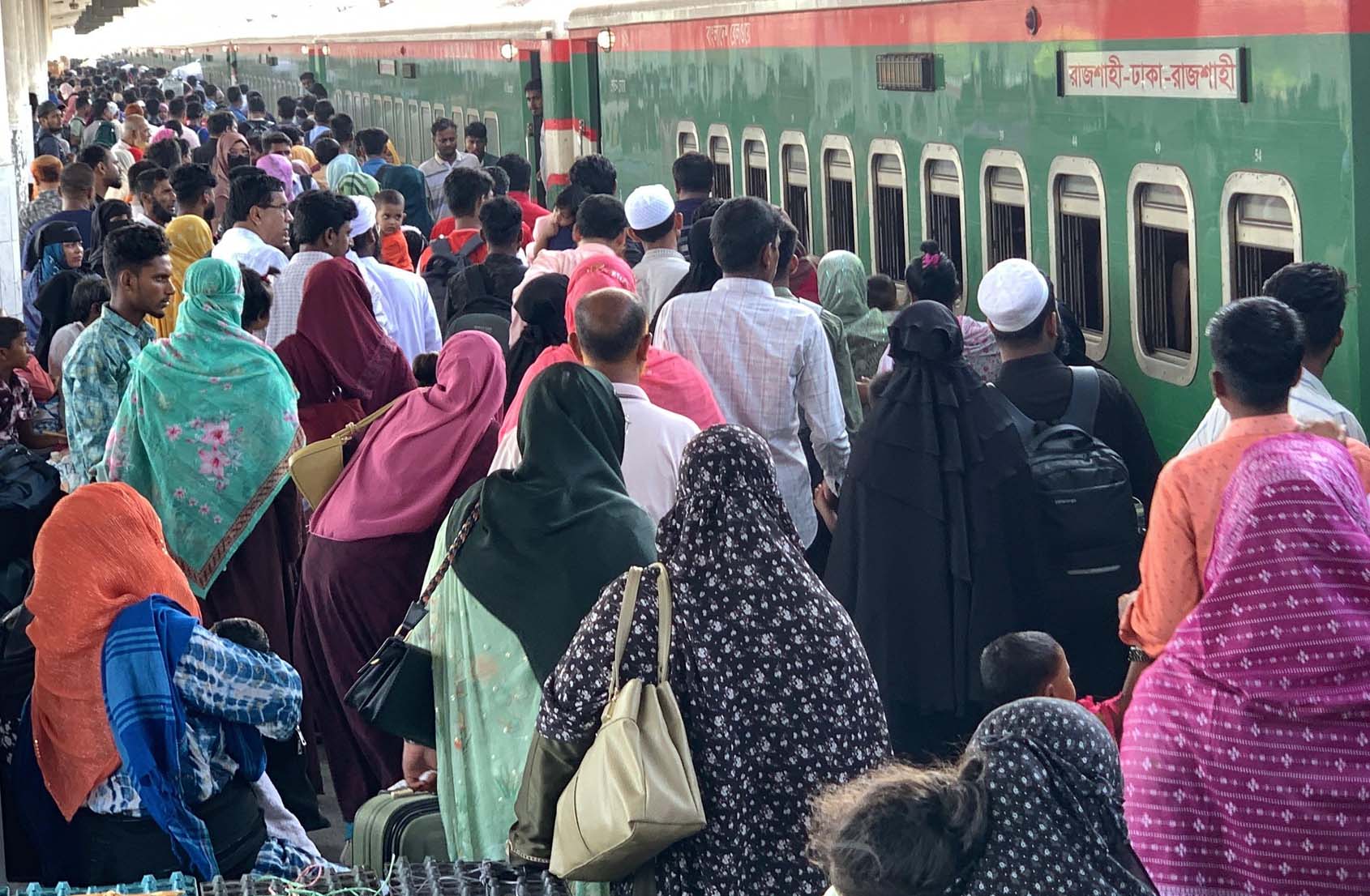 রাজশাহীতে ফিরতি যাত্রা শুরু, যাত্রীদের উপচে পড়া ভিড়